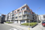 Uitzonderlijk ruim appartement met sublieme zonoriëntatie, gelegen in de onmiddellijke nabijheid van de winkelstraat en op nauwelijks 100m van het strand. Dit prachtappartement die de volledige 3de verdieping van een stijlvolle hoek-residentie omvat, biedt u: Een mooie woonkamer van ruim 50 m2, genietend van een royaal uitzicht over de dorpskern van Wenduine dankzij de vele raampartijen, zonneterras, volledig ingerichte open keuken met spoeleiland, praktische berging met aansluiting wasmachine, inkomhall met vestiaire en afzonderlijk toilet, badkamer met dubbele wastafel en ligbad, 2 ruime slaapkamers en veiligheidsdeur met 3-puntsluiting.
De residentie Ulrich beschikt bovendien nog over een fietsenberging en huisvuilberging op het gelijkvloers.
Dankzij de royale oppervlaktes van de ruimtes, het geboden comfort en de bevoorrechte ligging is dit appartement uitermate geschikt als vaste bewoning of als royaal 2de verblijf.
Onder deze tekst bij "documenten, vindt u een grondplan. Contacteer ons voor een bezoek aan dit riant appartement. (20/041)